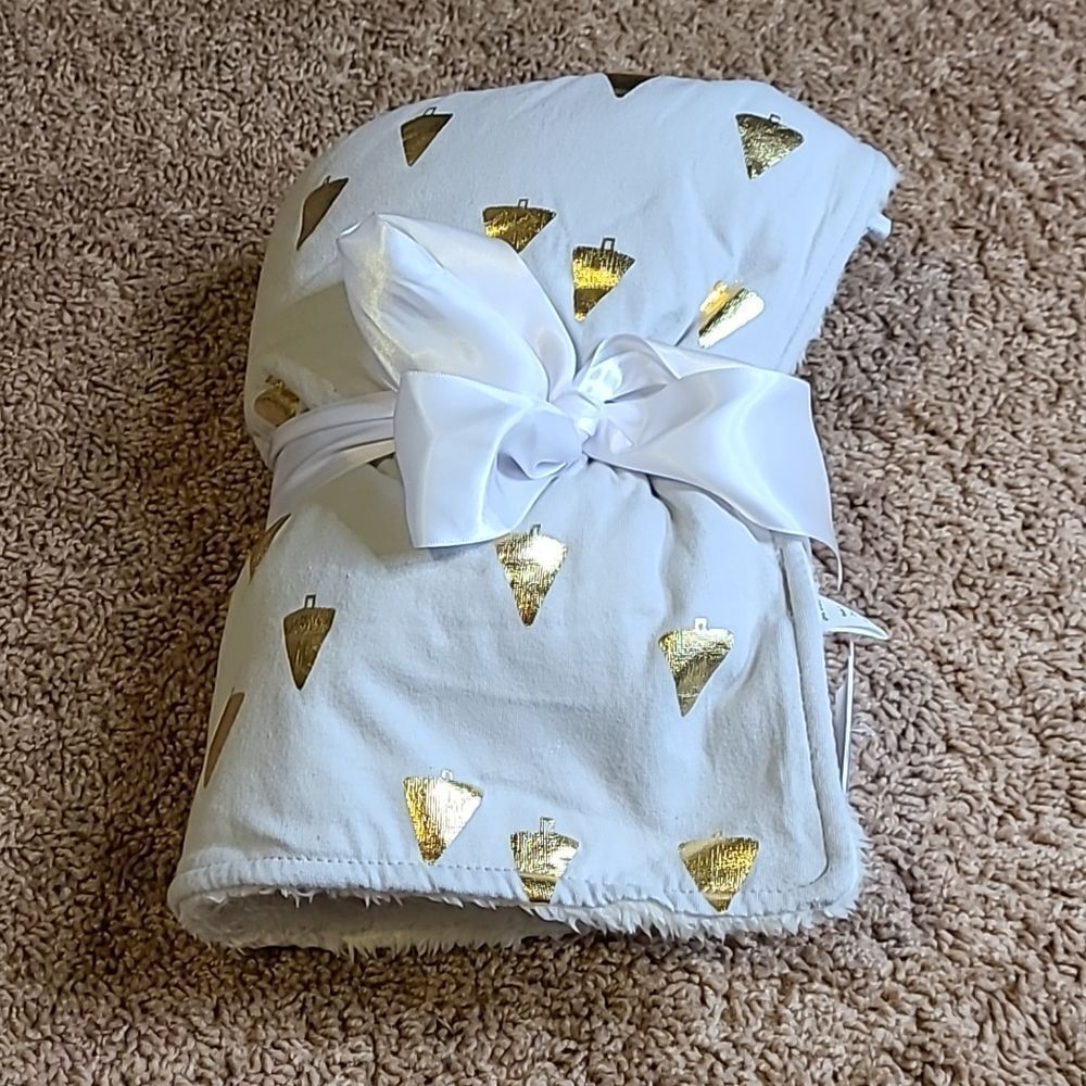 New with Tag Nordstrom Gray and Hold Trees with cream faux fur baby blanket.
